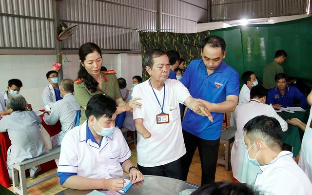 Công an An Giang tổ chức khám bệnh, cấp phát thuốc miễn phí cho 250 người khiếm thị- Ảnh 5.