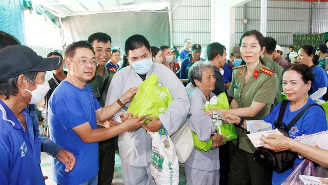 Công an An Giang tổ chức khám bệnh, cấp phát thuốc miễn phí cho 250 người khiếm thị- Ảnh 7.