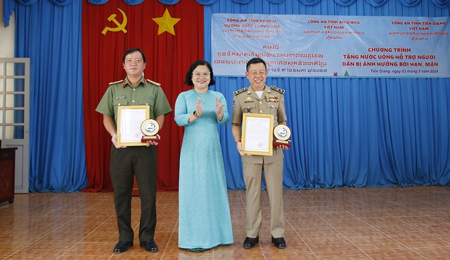 Công an tỉnh Kandal và An Giang: Tặng 72.000 chai nước suối cho người dân vùng hạn, mặn- Ảnh 1.