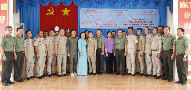 Công an tỉnh Kandal và An Giang: Tặng 72.000 chai nước suối cho người dân vùng hạn, mặn- Ảnh 5.