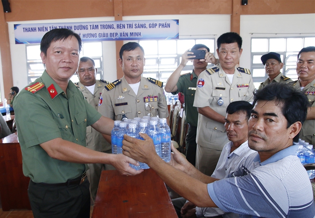 Công an tỉnh Kandal và An Giang: Tặng 72.000 chai nước suối cho người dân vùng hạn, mặn- Ảnh 3.