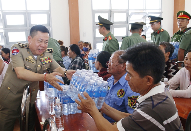 Công an tỉnh Kandal và An Giang: Tặng 72.000 chai nước suối cho người dân vùng hạn, mặn- Ảnh 2.