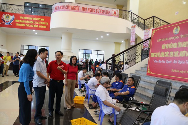 Thái Bình: Liên đoàn Lao động tỉnh tổ chức hiến máu tình nguyện trong cán bộ, đoàn viên, người lao động.- Ảnh 1.