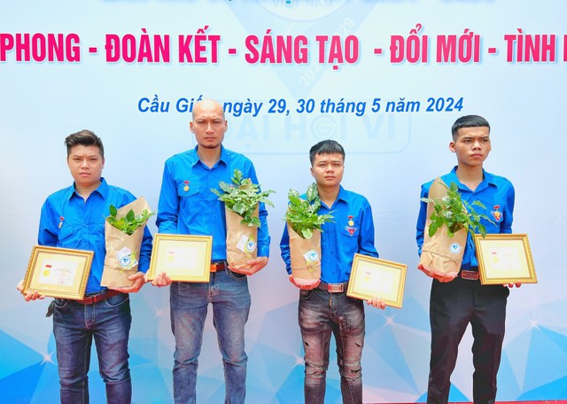 Hà Nội: Tặng Huy hiệu Tuổi trẻ dũng cảm cho 4 thanh niên cứu người trong vụ cháy ở Trung Kính- Ảnh 1.