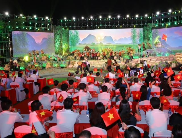 Thanh Hóa: Hàng ngàn người dân theo dõi tại Cầu truyền hình trực tiếp “Dưới lá cờ Quyết Thắng”- Ảnh 5.