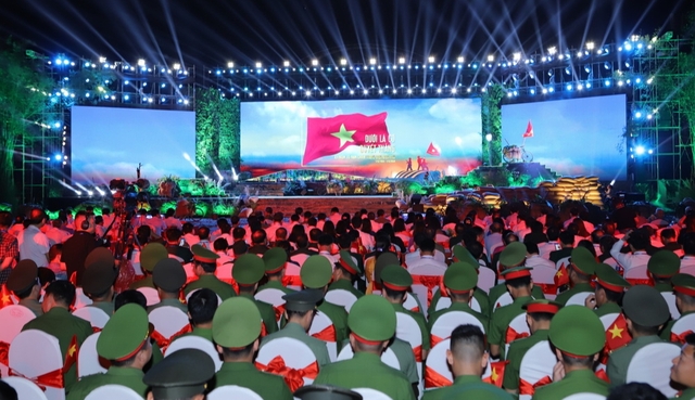 Thanh Hóa: Hàng ngàn người dân theo dõi tại Cầu truyền hình trực tiếp “Dưới lá cờ Quyết Thắng”- Ảnh 1.