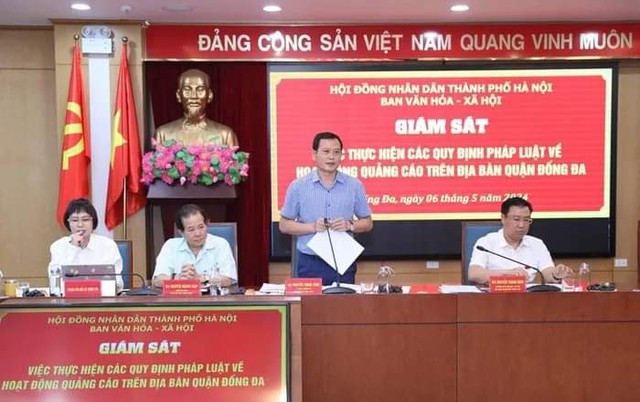 Phó Chủ tịch UBND quận Đống Đa Nguyễn Thanh Tùng thông tin tại buổi làm việc