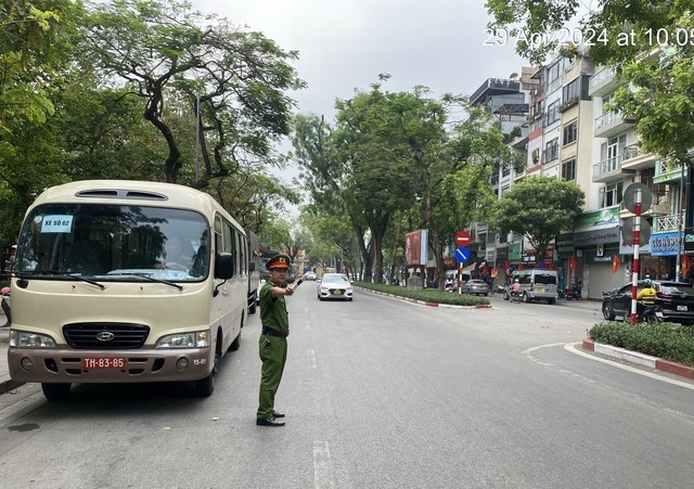 Công an phường Điện Biên hoàn thành nhiệm vụ bảo đảm TTATGT dịp nghỉ lễ 30/4-1/5- Ảnh 2.