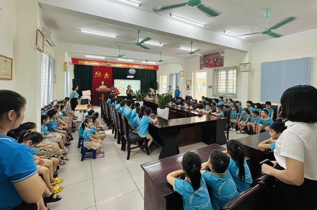 Chào đón hơn 150 em học sinh lớp Mẫu giáo sang thăm Trường Tiểu học Gia Quất- Ảnh 24. Chào đón hơn 150 em học sinh lớp Mẫu giáo sang thăm Trường Tiểu học Gia Quất- Ảnh 24.