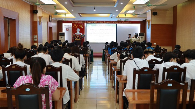 Trường Đại học Hùng Vương: Gặp mặt, tuyên dương các sinh viên đạt thành tích cao- Ảnh 1.