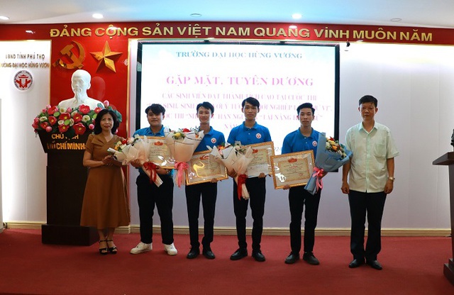 Trường Đại học Hùng Vương: Gặp mặt, tuyên dương các sinh viên đạt thành tích cao- Ảnh 5.