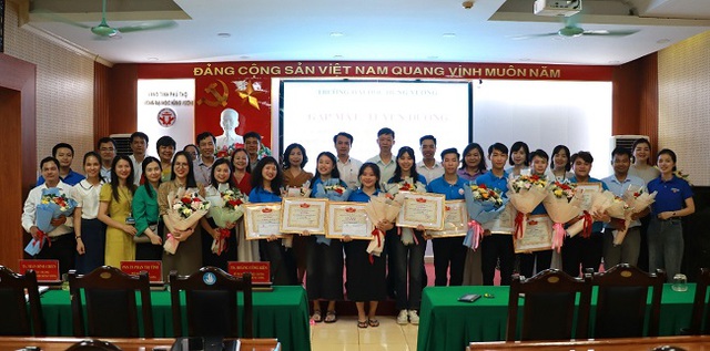 Trường Đại học Hùng Vương: Gặp mặt, tuyên dương các sinh viên đạt thành tích cao- Ảnh 10.