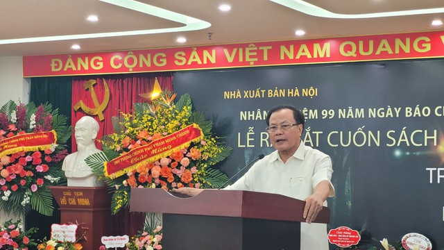 Ra mắt cuốn sách “Người trên đường đời” của nhà báo, nhà văn Hồ Quang Lợi- Ảnh 1.