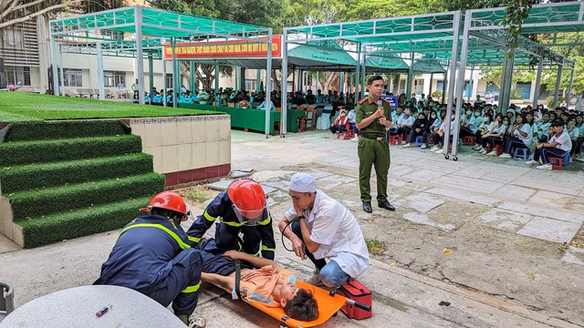 An Giang: Công an huyện Chợ Mới tuyên truyền, trải nghiệm, thực hành chữa cháy, CNCH Quý II năm 2024- Ảnh 6.