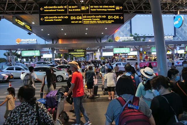 Sân bay Tân Sơn Nhất dự kiến đón khoảng 110.000 khách/ngày dịp cao điểm hè- Ảnh 1.
