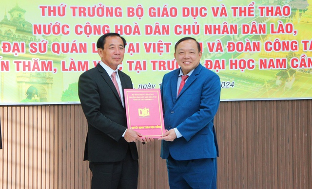 Trường Đại học Nam Cần Thơ tài trợ học bổng cho du học sinh Lào- Ảnh 1.