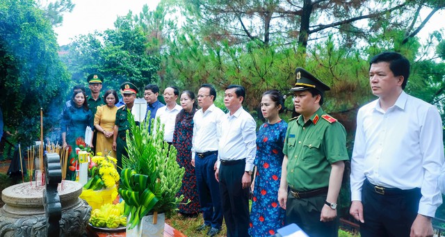 Nghệ An: Đoàn đại biểu tỉnh dâng hương tưởng niệm Đại tướng Võ Nguyên Giáp tại Quảng Bình- Ảnh 1.