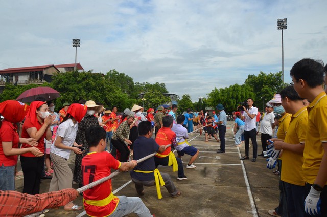 Các đội tham gia thi đấu ở nội dung kéo co. Ảnh: Bá Mạnh