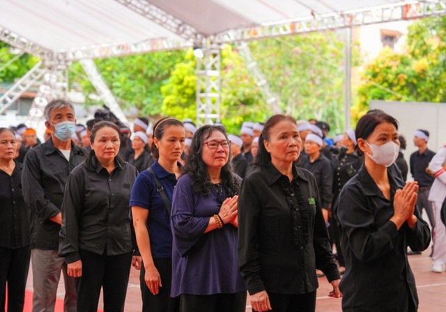 Đông đảo người dân đến viếng Tổng Bí thư Nguyễn Phú Trọng tại quê nhà- Ảnh 6.