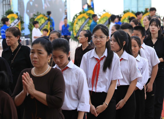 Đông đảo người dân đến viếng Tổng Bí thư Nguyễn Phú Trọng tại quê nhà- Ảnh 7.