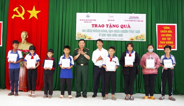 An Giang: Trao tặng sữa cho gia đình chính sách, học sinh nghèo khu vực biên giới- Ảnh 2.