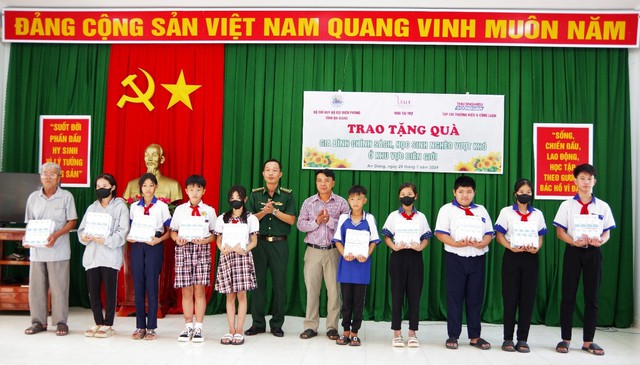 An Giang: Trao tặng sữa cho gia đình chính sách, học sinh nghèo khu vực biên giới- Ảnh 3.