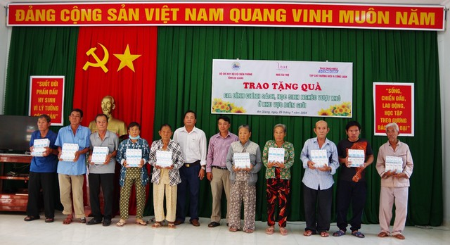 An Giang: Trao tặng sữa cho gia đình chính sách, học sinh nghèo khu vực biên giới- Ảnh 4.