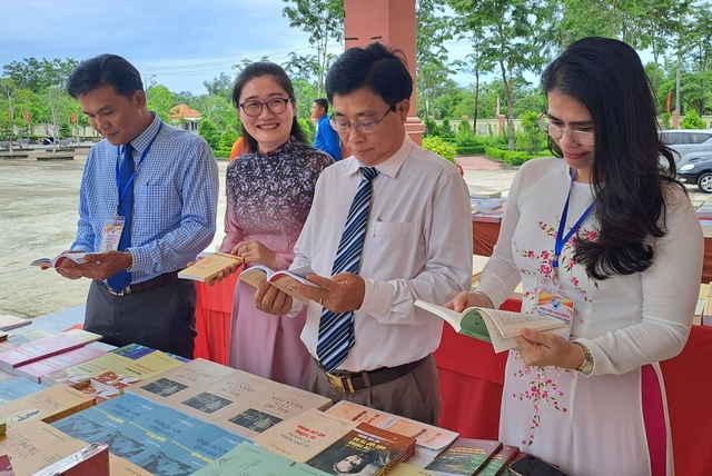 Sóc Trăng: NXB Chính trị Quốc gia Sự thật - Chi nhánh Cần Thơ trưng bày sách tại huyện Trần Đề- Ảnh 3.