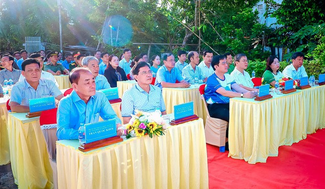 Hậu Giang: Trồng 100 cây xanh trên “Tuyến đường xanh Mekong Delta Marathon 2024”- Ảnh 1.