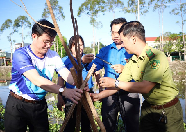 Hậu Giang: Trồng 100 cây xanh trên “Tuyến đường xanh Mekong Delta Marathon 2024”- Ảnh 2.