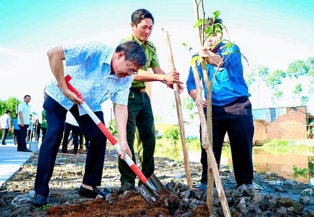 Hậu Giang: Trồng 100 cây xanh trên “Tuyến đường xanh Mekong Delta Marathon 2024”- Ảnh 3.