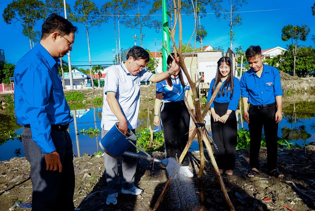 Hậu Giang: Trồng 100 cây xanh trên “Tuyến đường xanh Mekong Delta Marathon 2024”- Ảnh 4.