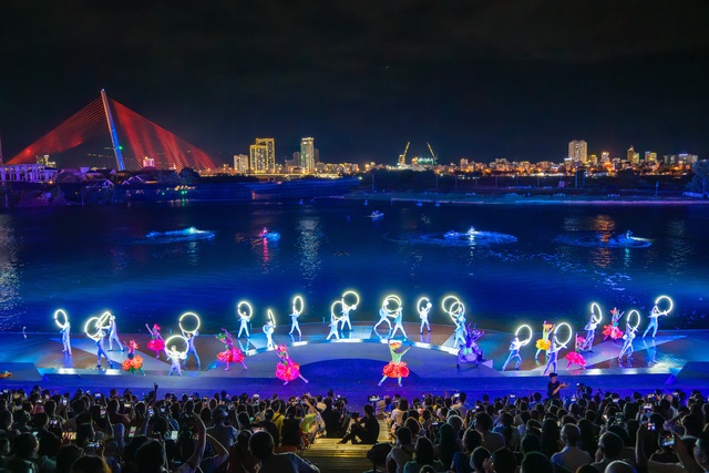 Đà Nẵng: Show “Symphony of River” ưu đãi cho khách đi Vietnam Airlines và đường sắt- Ảnh 4.