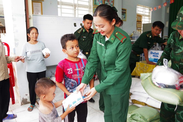 An Giang: BĐBP tỉnh tặng 120 phần quà cho bà con có hoàn cảnh khó khăn- Ảnh 2.