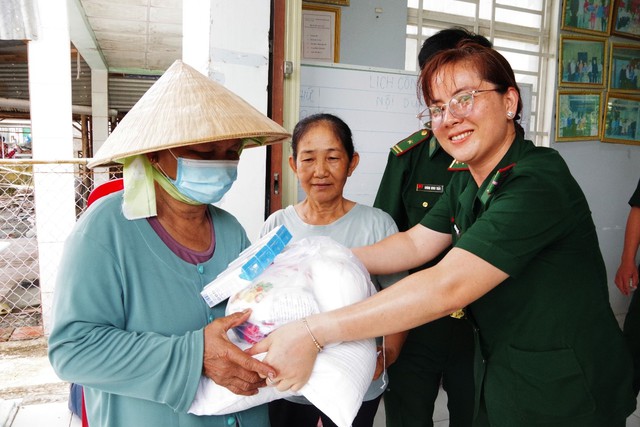 An Giang: BĐBP tỉnh tặng 120 phần quà cho bà con có hoàn cảnh khó khăn- Ảnh 3.