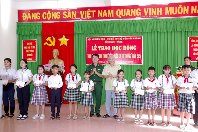 BĐBP Sóc Trăng: Trao 200 suất học bổng cho học sinh nghèo biên giới biển- Ảnh 1.