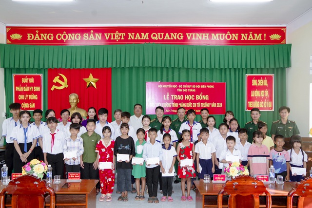 BĐBP Sóc Trăng: Trao 200 suất học bổng cho học sinh nghèo biên giới biển- Ảnh 3.