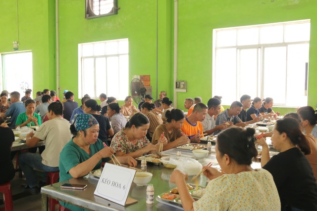 Thái Bình: “Bữa cơm công đoàn”  của 680 công nhân Khu kinh tế và các khu công nghiệp tỉnh- Ảnh 2.