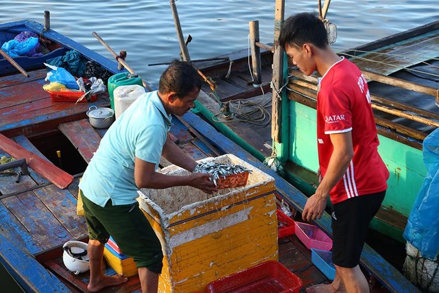 Hà Tĩnh: Hỗ trợ tàu cá “3 không” hoàn thiện thủ tục sớm vươn khơi- Ảnh 1.