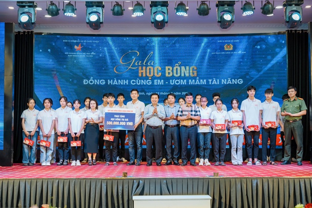 Thái Bình: Trao tặng quỹ học bổng “Đồng hành cùng em - Ươm mầm tài năng”- Ảnh 2.