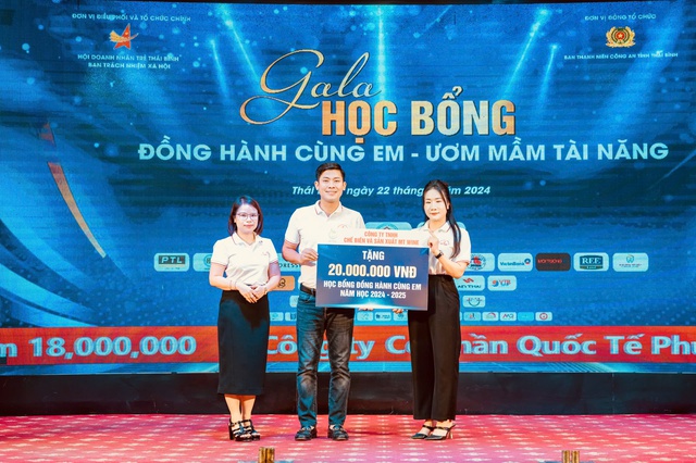 Thái Bình: Trao tặng quỹ học bổng “Đồng hành cùng em - Ươm mầm tài năng”- Ảnh 1.