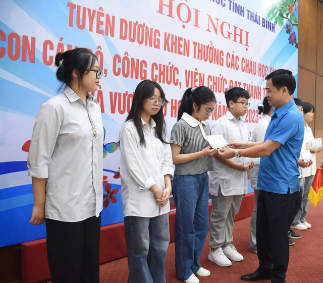 Thái Bình: Công đoàn viên chức tỉnh trao 139 suất quà cho con đoàn viên, công chức, viên chức- Ảnh 1.