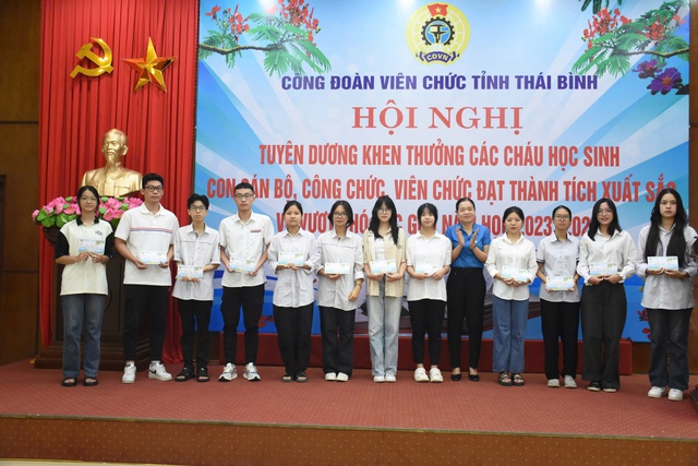 Thái Bình: Công đoàn viên chức tỉnh trao 139 suất quà cho con đoàn viên, công chức, viên chức- Ảnh 2.