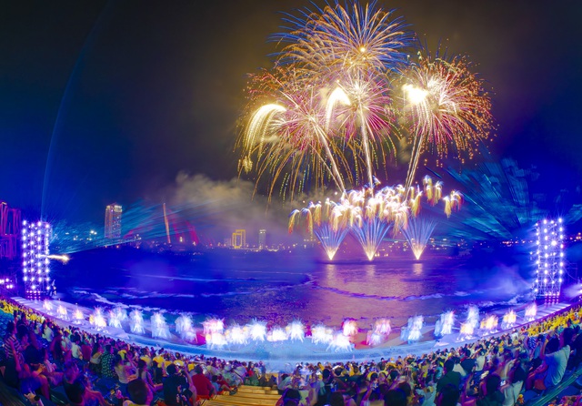 Màn pháo hoa "thiên biến vạn hóa" được mong đợi nhất trong show diễn Symphony of River