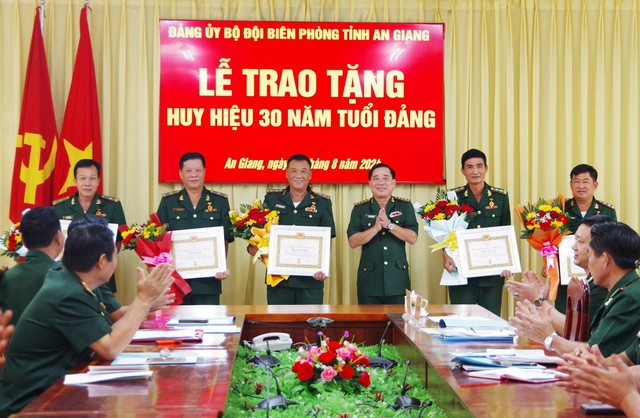 BĐBP An Giang: Trao tặng huy hiệu 30 năm tuổi Đảng cho 6 đảng viên- Ảnh 2.