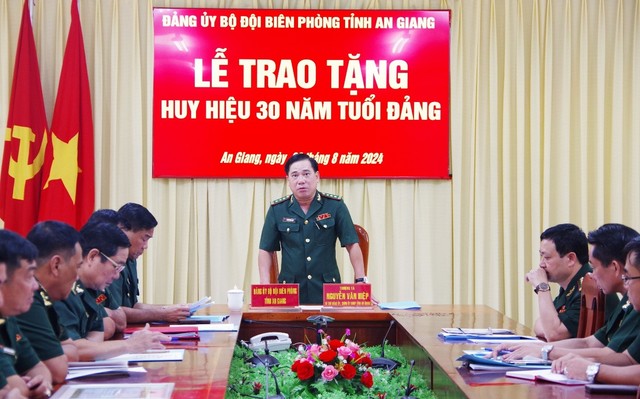 BĐBP An Giang: Trao tặng huy hiệu 30 năm tuổi Đảng cho 6 đảng viên- Ảnh 1.