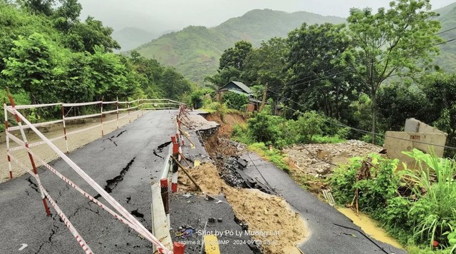 Thanh Hóa: Khẩn trương khắc phục sạt lở trên tuyến Quốc lộ 15C- Ảnh 1.