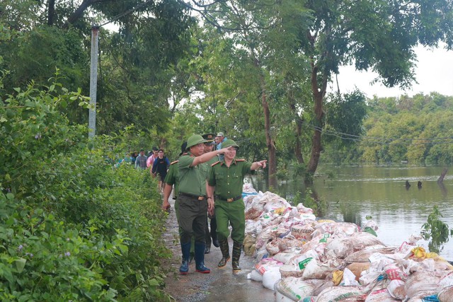 Giám đốc CATP Hà Nội kiểm tra công tác ứng phó, phòng chống mưa lũ tại huyện Mê Linh- Ảnh 2.