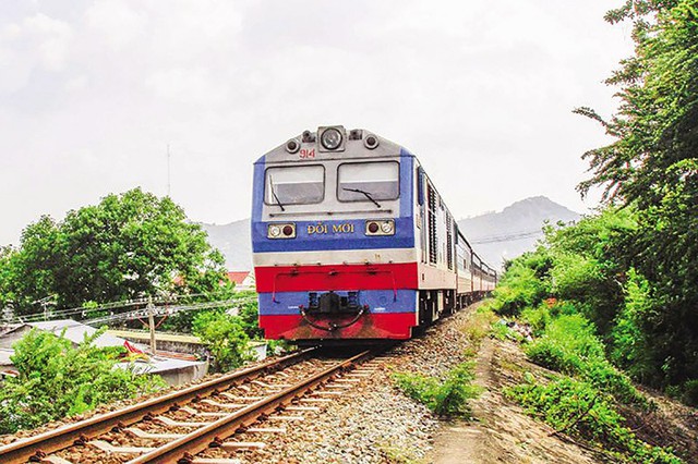 Ngành Đường sắt miễn phí vận chuyển hàng cứu trợ cho các tỉnh, thành bị bão lũ- Ảnh 1.