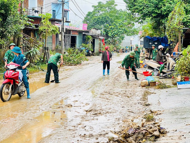 BĐBP Lạng Sơn: Tăng cường lực lượng giúp nhân dân khắc phục hậu quả mưa lũ- Ảnh 6.